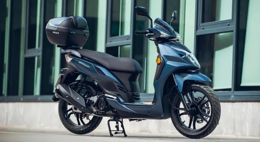 Scooter SYM Symphony SR azul, con maletero SH33. Consulta la ficha técnica para más detalles.
