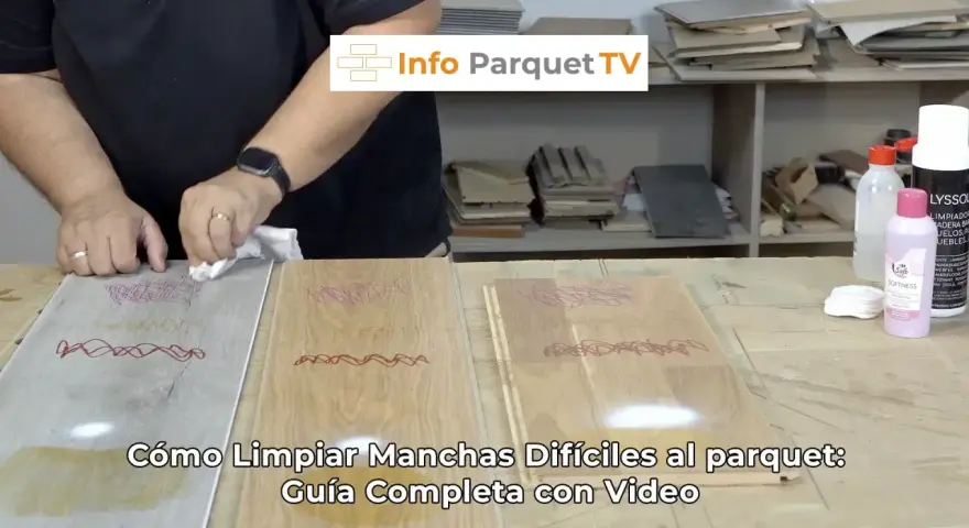 Hombre limpiando manchas de rotulador en un suelo de parquet. Guía para limpiar parquet.