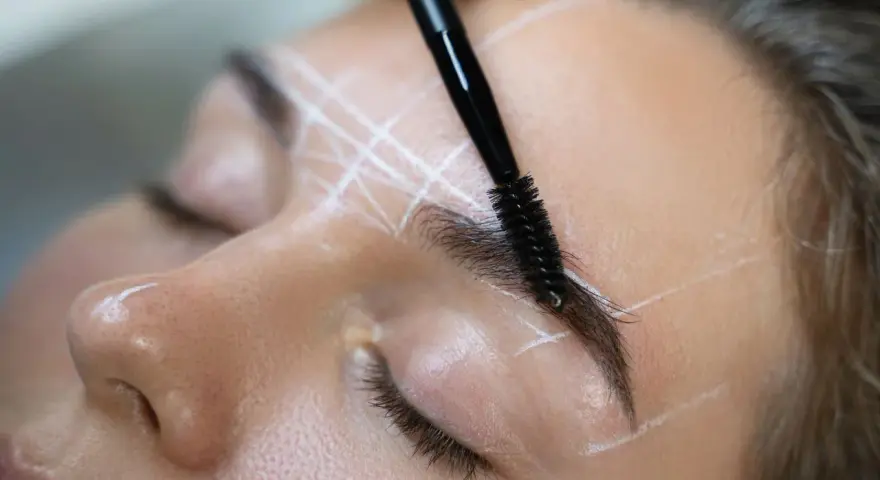Precyzyjne linie wyznaczają geometrię brwi, a szczoteczka delikatnie je modeluje.