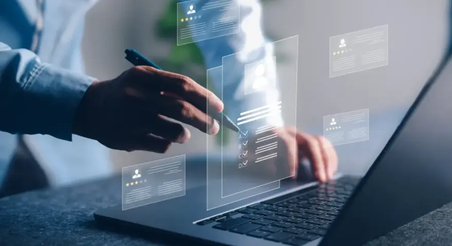 Osoba korzysta z laptopa, przeglądając profile kandydatów. To idealny moment na rozpoczęcie kursu zawodowego online i zdobycie nowych umiejętności.