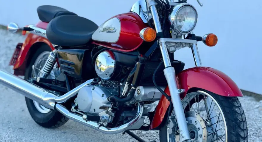 Czerwony motocykl Honda Shadow 700. Dane techniczne tego klasyka są imponujące, a jego wygląd zachwyca.