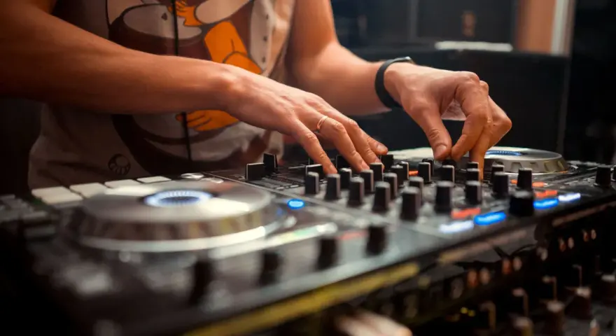 Jak szukać DJ-a na wesele, aby uniknąć rozczarowania i kosztów