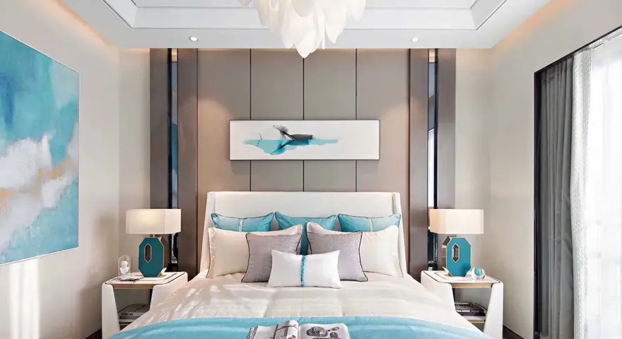 Elegante camera da letto casa al mare con quadri a tema acquatico, biancheria azzurra e lampade moderne.