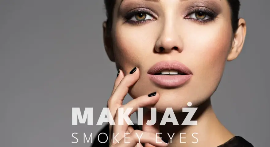 Kobieta z perfekcyjnym makijażem smokey eyes, zmysłowo dotyka ust.