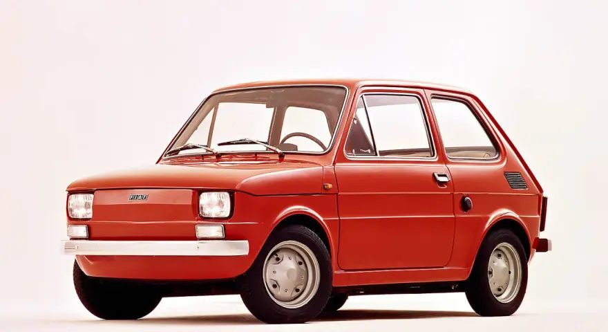 Czerwony polski fiat 126p, ikona motoryzacji, prezentuje się na białym tle.