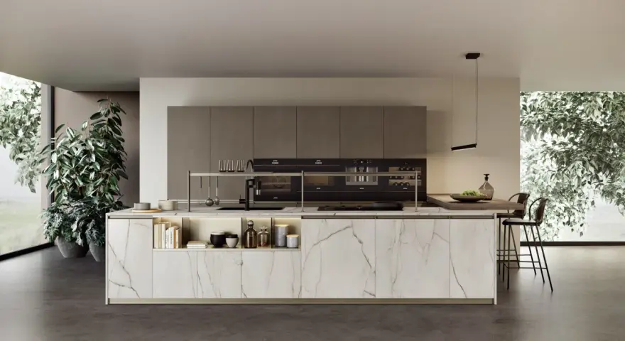 Cucina moderna con isola centrale in marmo, pensili color tortora e elettrodomestici neri. Finiture laccato o laminato.