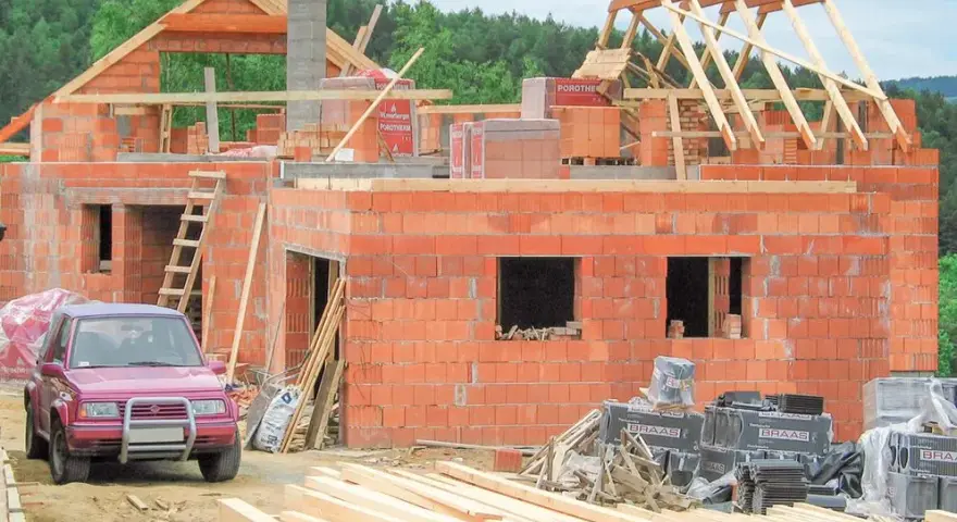 Ile kosztuje budowa komina systemowego? Sprawdź, co wpływa na cenę