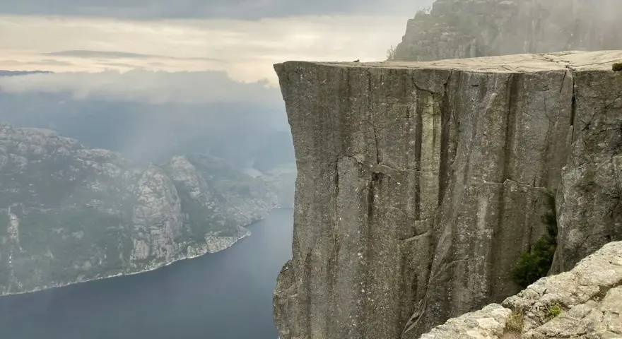 Imponerande klippavsats med utsikt över fjord och berg. En del av de fantastiska vandringsleder Norge har att erbjuda.
