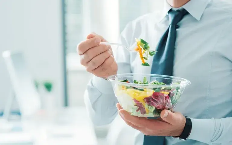Jak rozliczyć catering w firmie? KUP, VAT i reprezentacja bez ryzyka