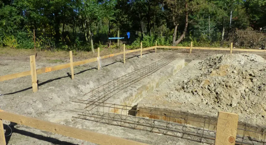 Na placu budowy widać zbrojenie fundamentów i drewniane szalunki. Czekamy, aż fundamenty schną, by móc kontynuować budowę.