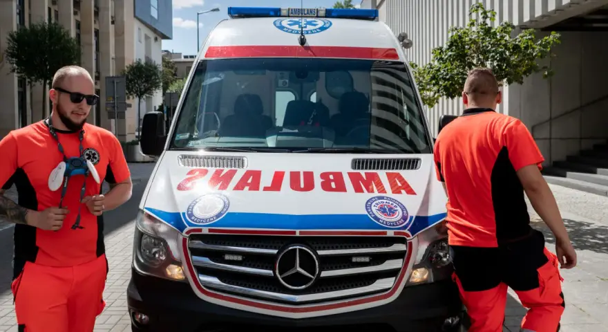 Ratownicy medyczni przy ambulansie. Ich praca to nie tylko transport krwi, ale też zarobki i ratowanie życia.