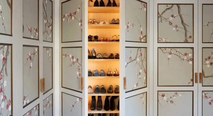 Armario con puertas decoradas con ramas de cerezo en flor. Ideas para decorar tu armario por fuera con un toque artístico y elegante.