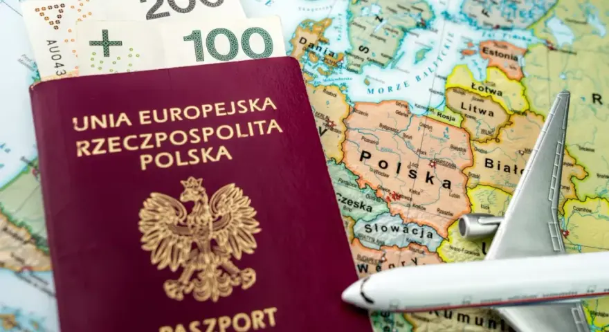 Paszport tymczasowy Rzeczypospolitej Polskiej, polskie banknoty i model samolotu na tle mapy Europy.