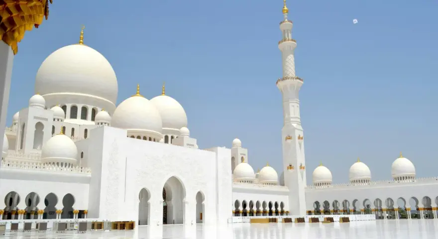 Z AUH do Dubaju: Jak wybrać transport? Ceny, czas, wygoda