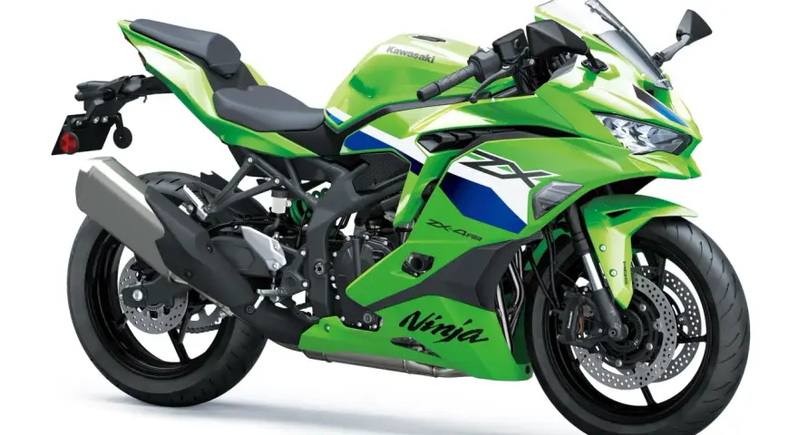 Zielony motocykl Kawasaki ZX4RR Ninja gotowy do jazdy.