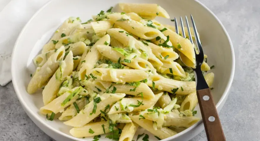 Makaron penne z cukinią i natką pietruszki w białym sosie.