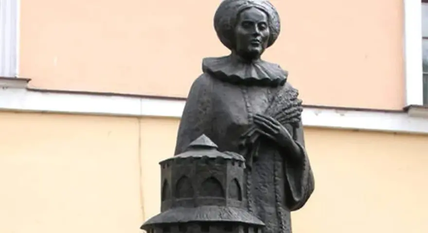 Pomnik Anny Wazówny z modelem zamku, upamiętniający jej pobyt w pałacu Anny Wazówny w Brodnicy.