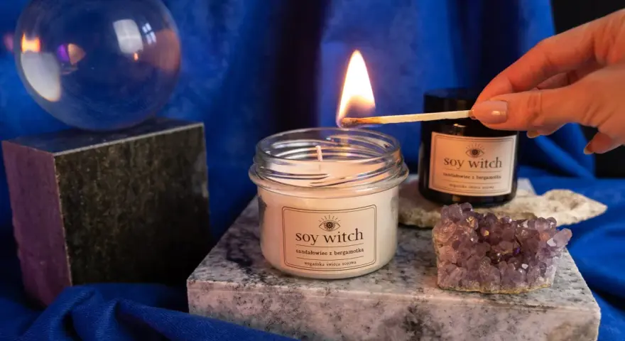 Zapalamy świecę sojową "Soy Witch" zapałką. Magiczny rytuał, jak palić świece sojowe, zaczyna się od zapalenia knotu.