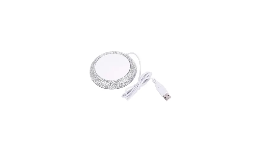 Vit koppvärmare med USB-kabel och ett mönster som liknar krossat glas. Perfekt för att hålla kaffet varmt vid datorn.
