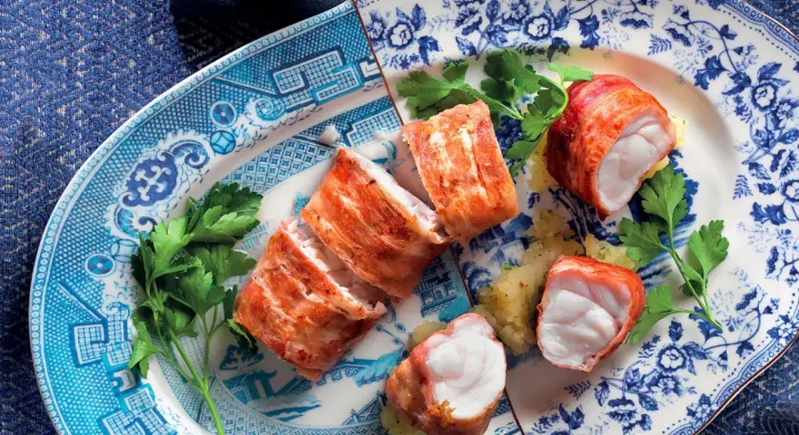 Deliziosi bocconcini di rana pescatrice avvolti in pancetta, pronti per essere gustati. Un'idea per le tue prossime rana pescatrice ricette.