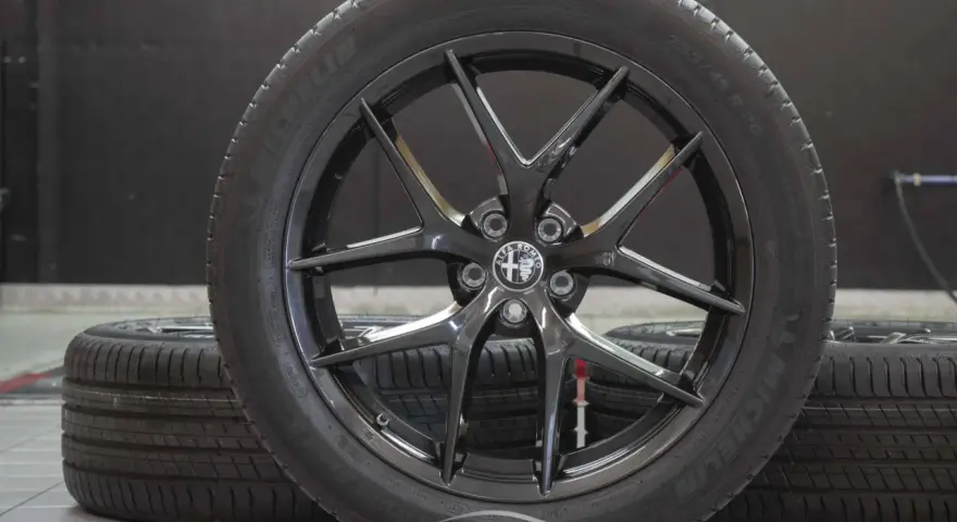 Cerchi in lega neri lucidi con pneumatici Michelin 255/45 R20, perfetti per la tua Stelvio.