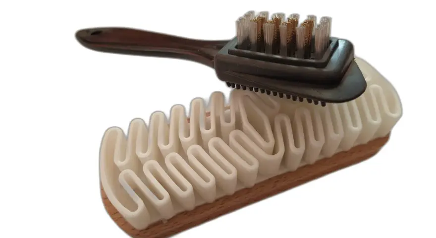 Cepillo de limpieza para calzado con cerdas metálicas y base de madera con surcos, ideal para tratar ante material.