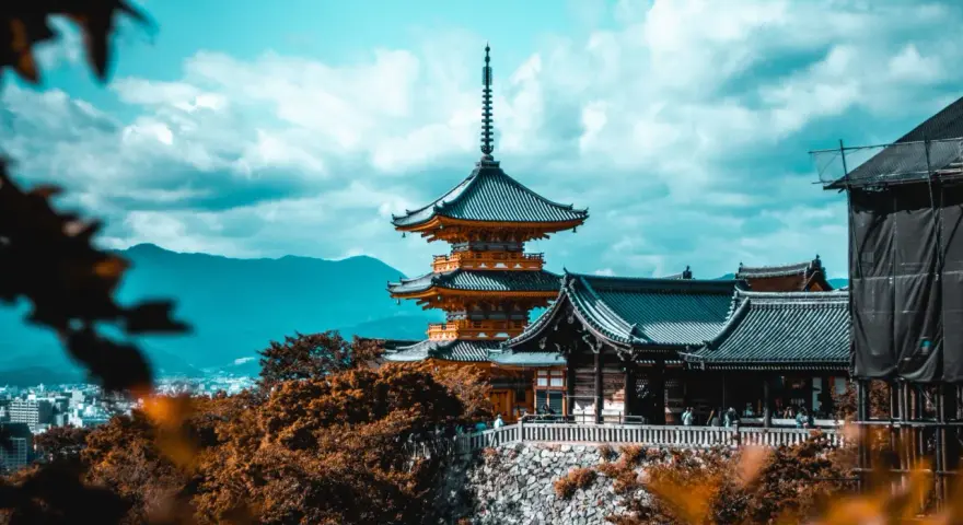 Piękna pagoda i tradycyjne budynki na tle błękitnego nieba. To miejsce pełne jest ciekawostek o Japonii, od architektury po historię.
