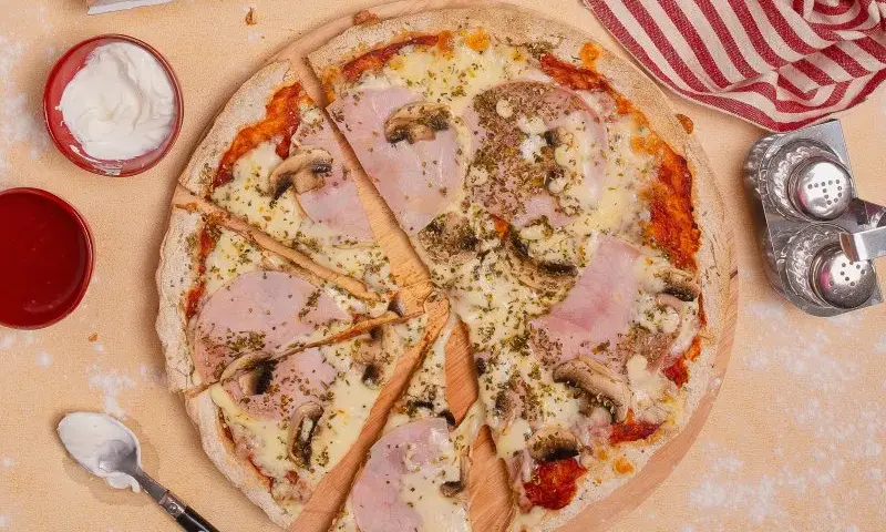Ile kalorii ma pizza Capriciosa? Konkretne liczby i jak ją odchudzić.