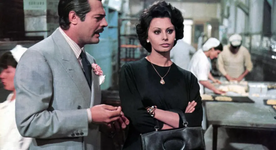 Marcello Mastroianni e Sophia Loren, icone delle commedie all'italiana, in una scena che evoca sapori e storie del cinema.