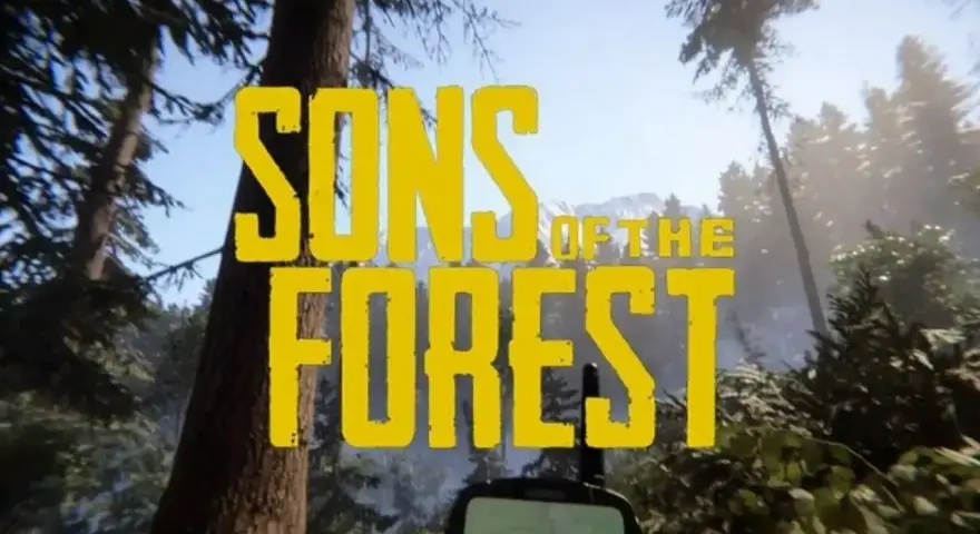 Napis "Sons of the Forest" na tle leśnego krajobrazu z widocznym GPS-em. Gra survivalowa na PS5.