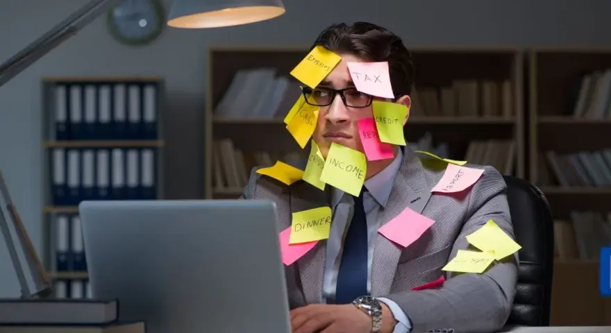 Homme submergé par des post-its, symptômes de burn out. Médecine du travail à considérer.