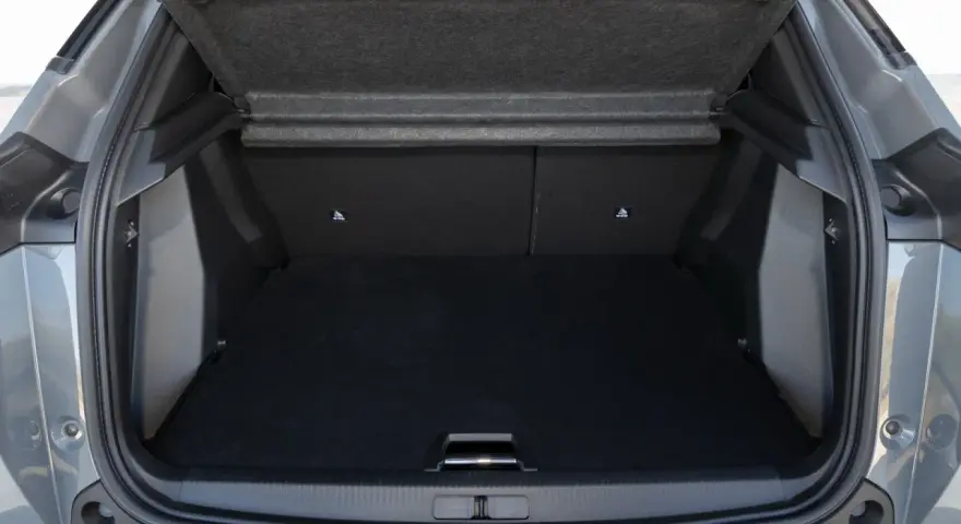Bagagliaio Peugeot 2008: spazio e praticità per ogni viaggio. Le dimensioni sono ideali per caricare tutto ciò che serve.