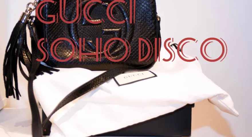 Czarna torebka Gucci Soho Disco na białym tle z metką Gucci.