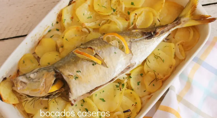 Chicharro al horno con patatas y limón, un plato casero delicioso y saludable.