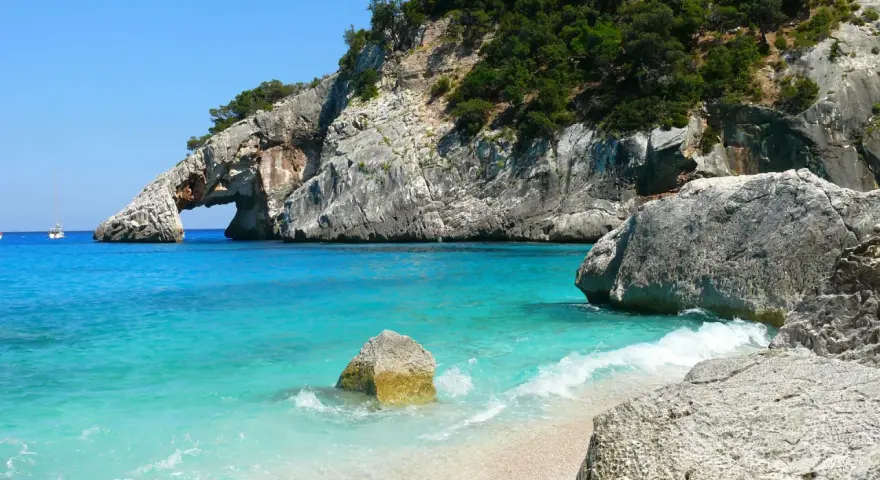 Arco naturale su mare cristallino, un sogno per il tuo tour Sardegna 7 giorni.