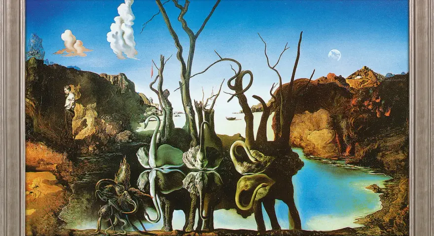 Surrealistisk Salvador Dalí tavla med elefanter med långa ben och svanar som speglas i vattnet, i ett drömlikt landskap.