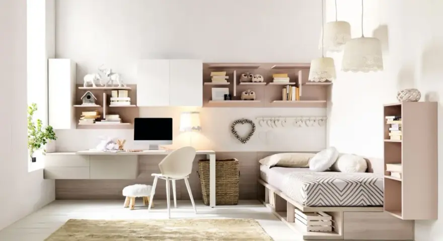 Camera ragazzo 20 anni: scrivania con computer, letto singolo, libreria e decorazioni a forma di cuore.