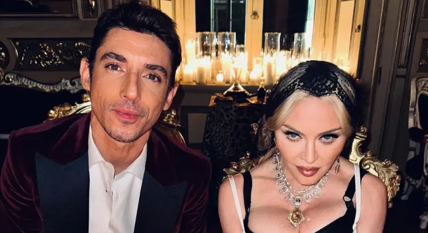 Un uomo con giacca di velluto bordeaux e Madonna con preziosi gioielli, in un'ambientazione suggestiva, forse per l'ultimo spot Dolce e Gabbana.