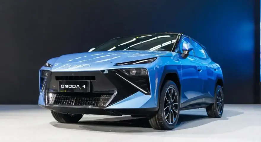 Niebieski OMODA 4, jeden z nowoczesnych chińskich samochodów, prezentuje futurystyczny design z ostrymi liniami i agresywnym przodem.