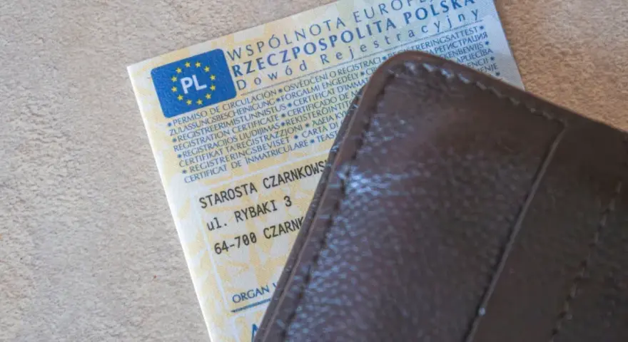 Dowód rejestracyjny pojazdu w portfelu. Czy trzeba mieć przy sobie dowód rejestracyjny? Tak, jest to dokument wymagany podczas kontroli drogowej.