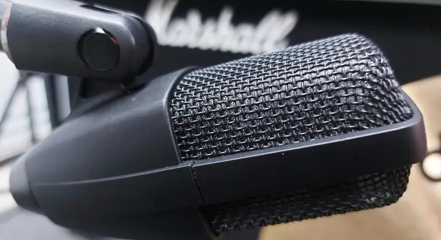 Mikrofon Sennheiser 421 na statywie, gotowy do nagrania rockowego brzmienia z głośnika Marshall.