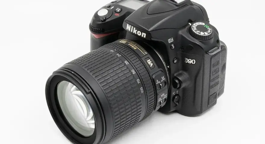 Czarny aparat Nikon D90 z obiektywem 18-105mm VR. Szczegółowe nikon d90 dane techniczne znajdziesz w internecie.