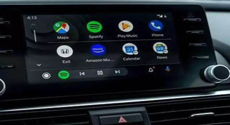 Ekran samochodu z Android Auto, pokazujący ikony Map, Spotify, Muzyki i Telefonu. Połączenie przez android auto bluetooth ułatwia dostęp do aplikacji.