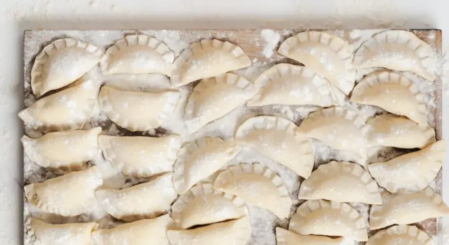 Sekret idealnego ciasta na pierogi: koniec z klejeniem i rwaniem!