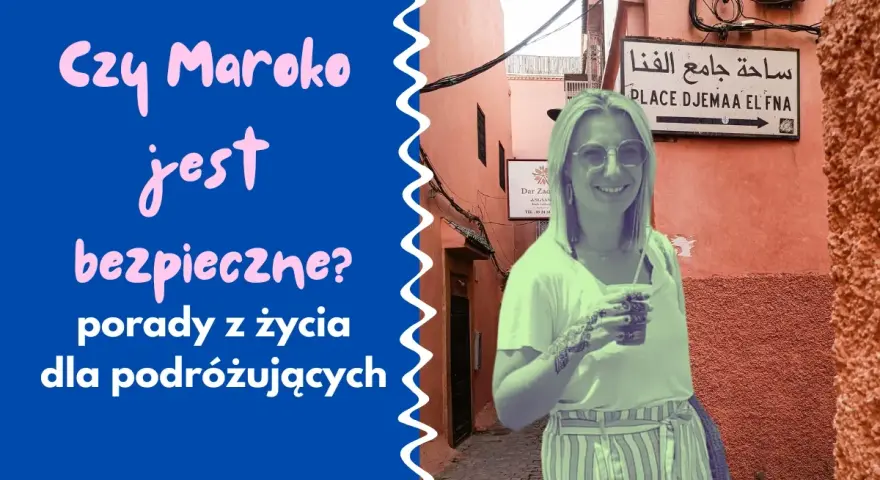 Uśmiechnięta kobieta z tatuażem henny na ręce pozuje na tle uliczki w Maroku. Tekst pyta: "Czy Maroko jest bezpieczne?".