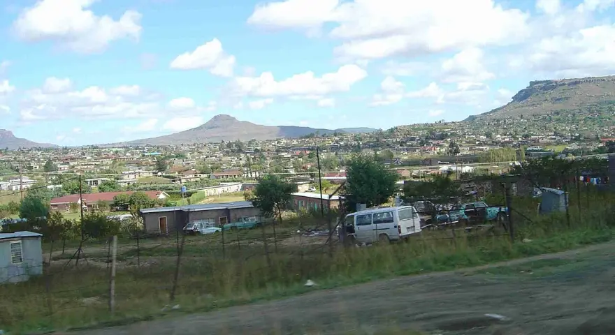 Widok na Maseru, stolicę Lesotho, z domami i górami w tle.