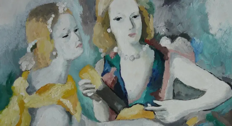 Deux femmes aux visages pâles, parées de perles, dans un style typique des œuvres d'art de Marie Laurencin. L'une tient un objet jaune, l'autre semble écouter.