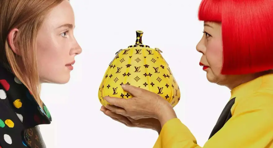 Yayoi Kusama présente une création vibrante pour Louis Vuitton, un sac jaune orné de son motif iconique.