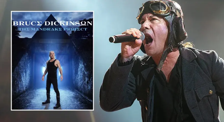 Bruce Dickinson heute, mit Pilotenmütze und Mikrofon, singt auf der Bühne. Links daneben das Albumcover "The Mandrake Project".