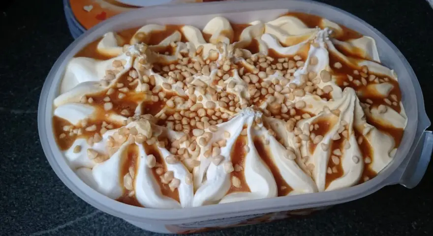Cremissimo Mandelmagie: Vanilleeis mit Karamellsauce und gehackten Mandeln. So besteht Eis aus Genuss!